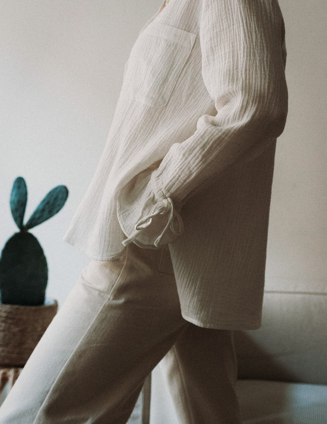 Die weiße Bluse Noosa aus doppellagiger Baumwollgaze. Ein luftiges, stilvolles Design für jede Gelegenheit.