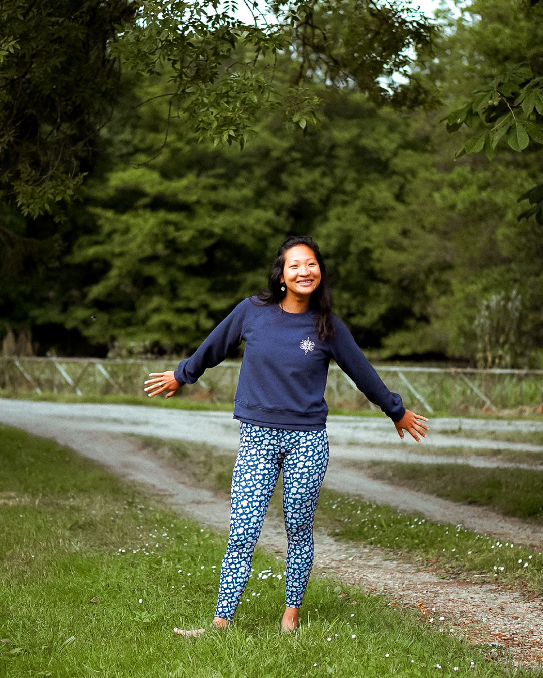 Yoga-Posen im Freien – Frau trägt das nachhaltige Sweatshirt 'Héron' in Marineblau für Komfort und Stil.