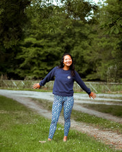 Yoga-Posen im Freien – Frau trägt das nachhaltige Sweatshirt 'Héron' in Marineblau für Komfort und Stil.