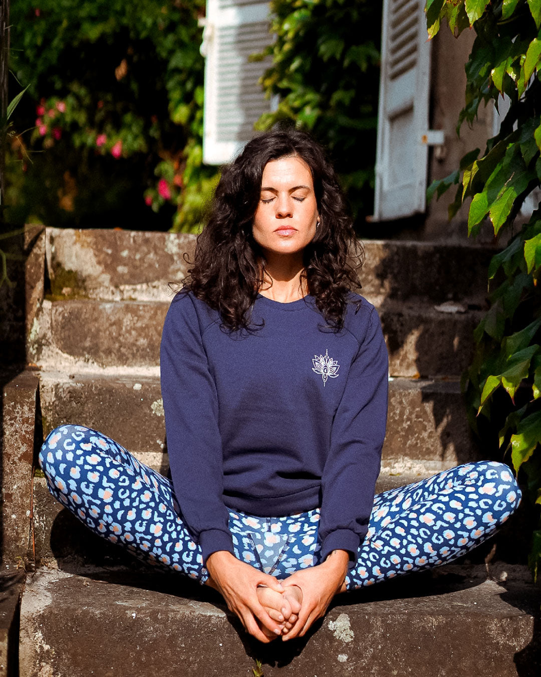 Frau trägt das Sweatshirt 'Héron' in Marineblau – leicht, atmungsaktiv und dehnbar für maximalen Komfort im Alltag.