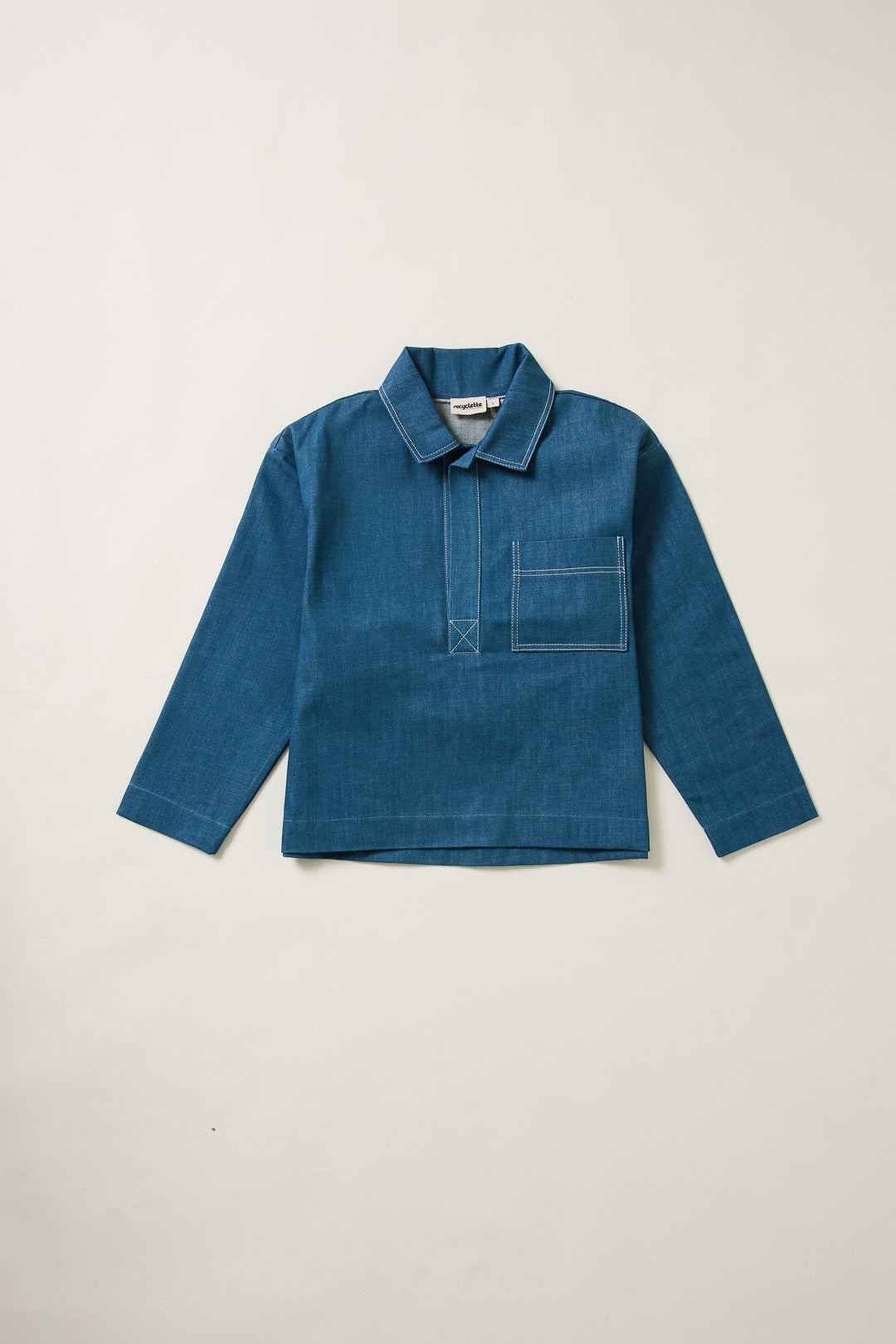 Bluse im Seglerstil aus blauem Denim, freigestellt auf weißem Hintergrund