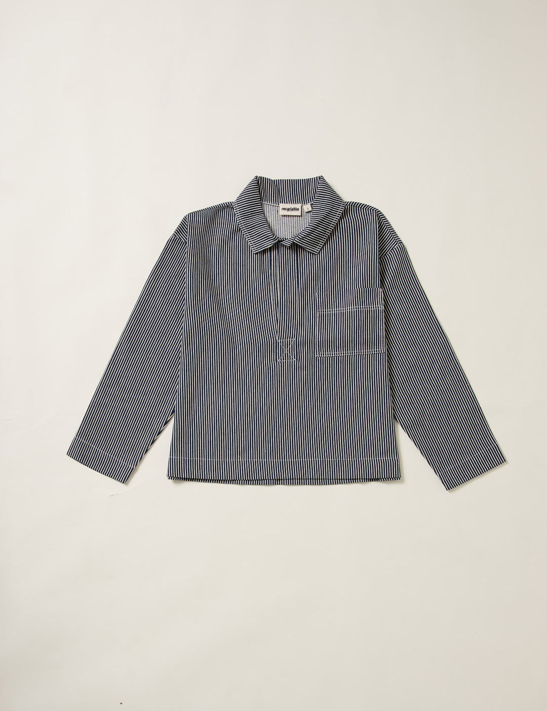 Bluse im Seglerstil aus gestreiftem Denim, freigestellt auf weißem Hintergrund