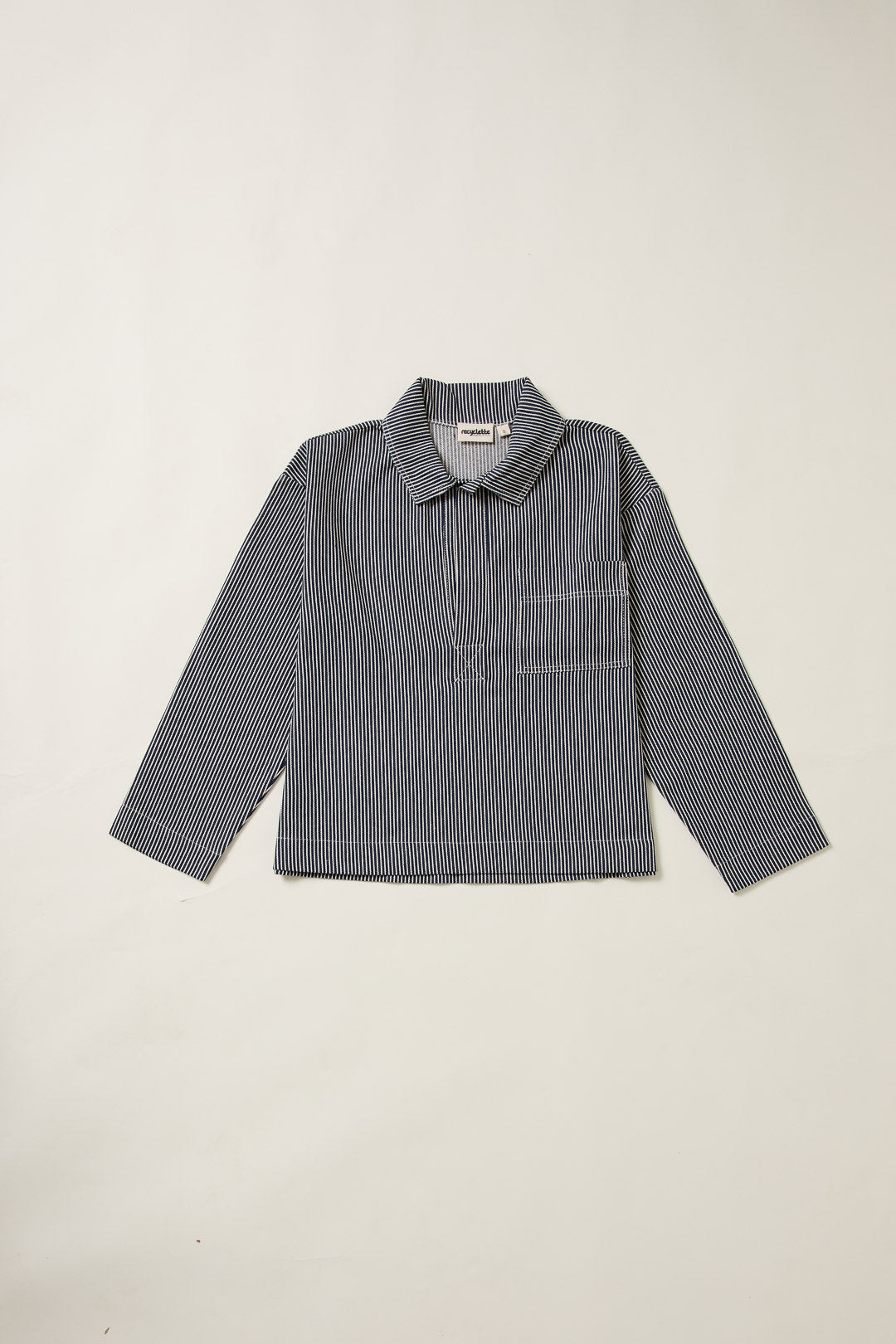 Bluse im Seglerstil aus gestreiftem Denim, freigestellt auf weißem Hintergrund