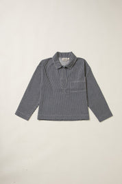 Bluse im Seglerstil aus gestreiftem Denim, freigestellt auf weißem Hintergrund