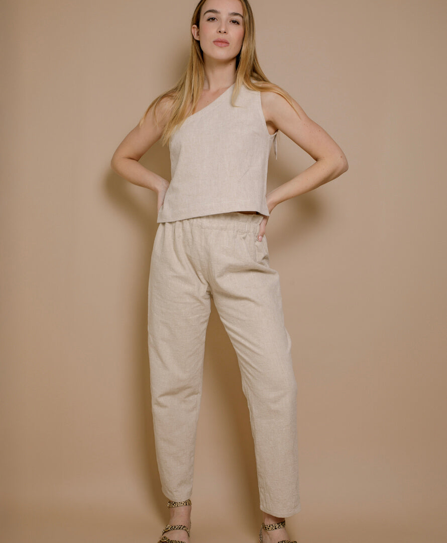 Komplettes Sommeroutfit aus französischer Leinenmode – Hose Cléa und Top Luce.
