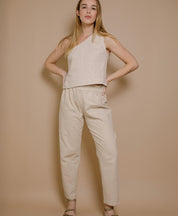 Komplettes Sommeroutfit aus französischer Leinenmode – Hose Cléa und Top Luce.