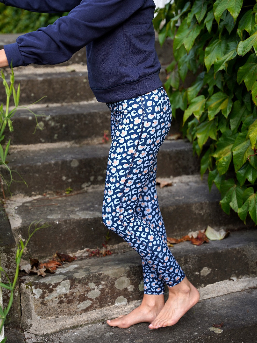 Detailaufnahme der Colibri-Leggings im Leo-Print blau, betont elastisches, bequemes Material und nachhaltige Fertigung