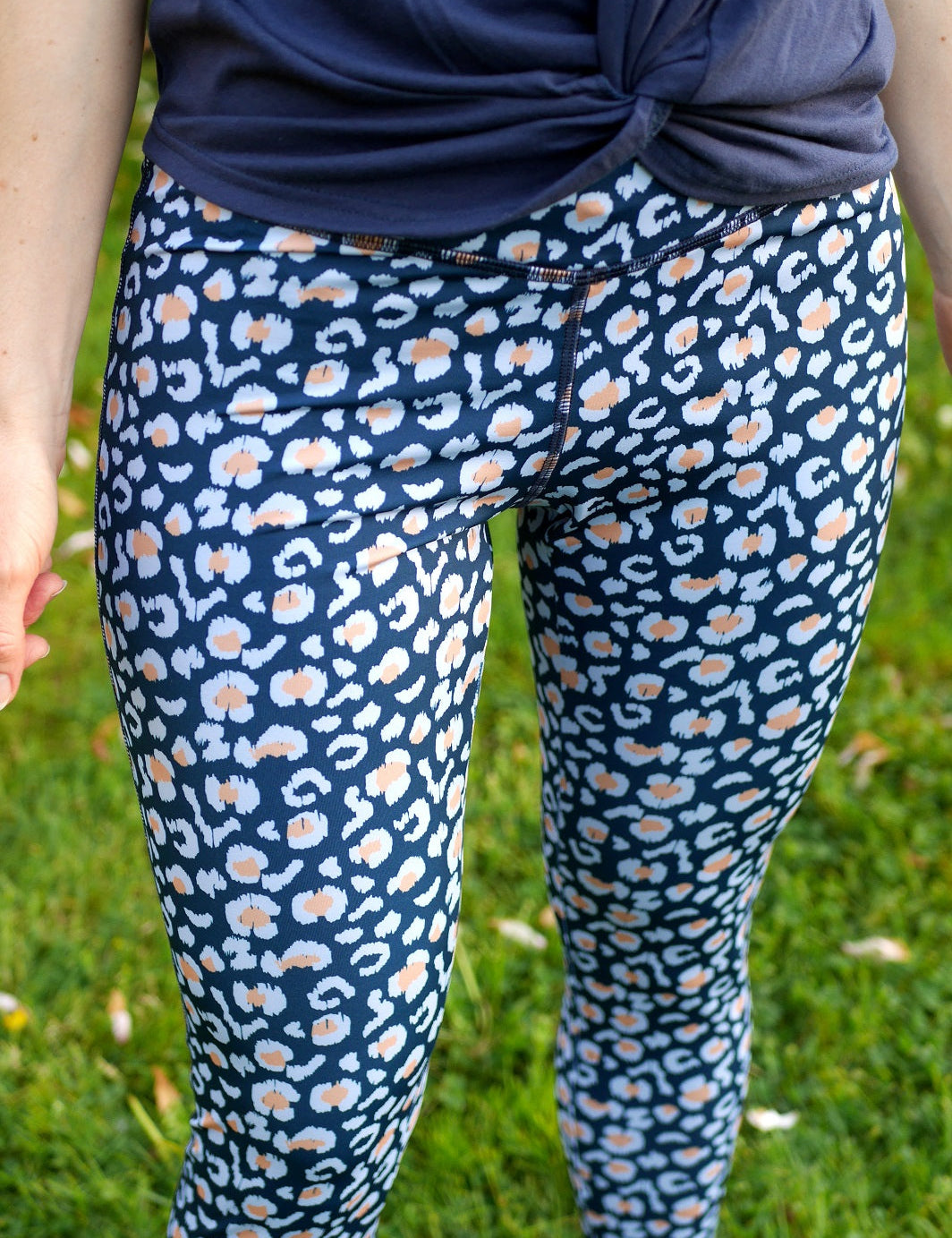 Nahaufnahme der Colibri-Leggings im Leo-Print blau, zeigt Passform, Details und nachhaltige Materialien aus recyceltem Polyester