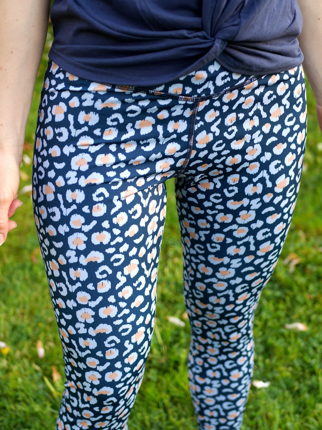 Nahaufnahme der Colibri-Leggings im Leo-Print blau, zeigt Passform, Details und nachhaltige Materialien aus recyceltem Polyester