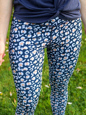 Nahaufnahme der Colibri-Leggings im Leo-Print blau, zeigt Passform, Details und nachhaltige Materialien aus recyceltem Polyester