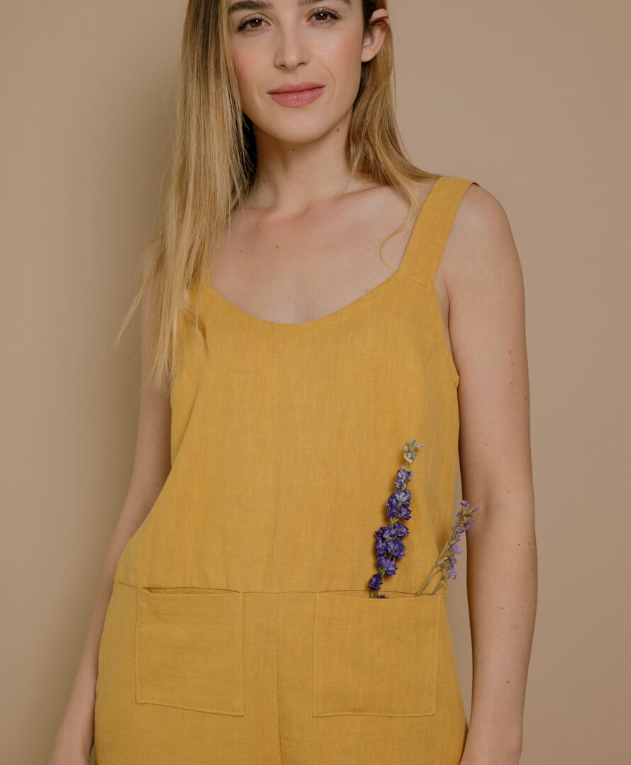Nahaufnahme des Jumpsuits aus 100 % Leinen in Senfgelb, französische Damenmode mit femininer Silhouette und nachhaltigem Material.