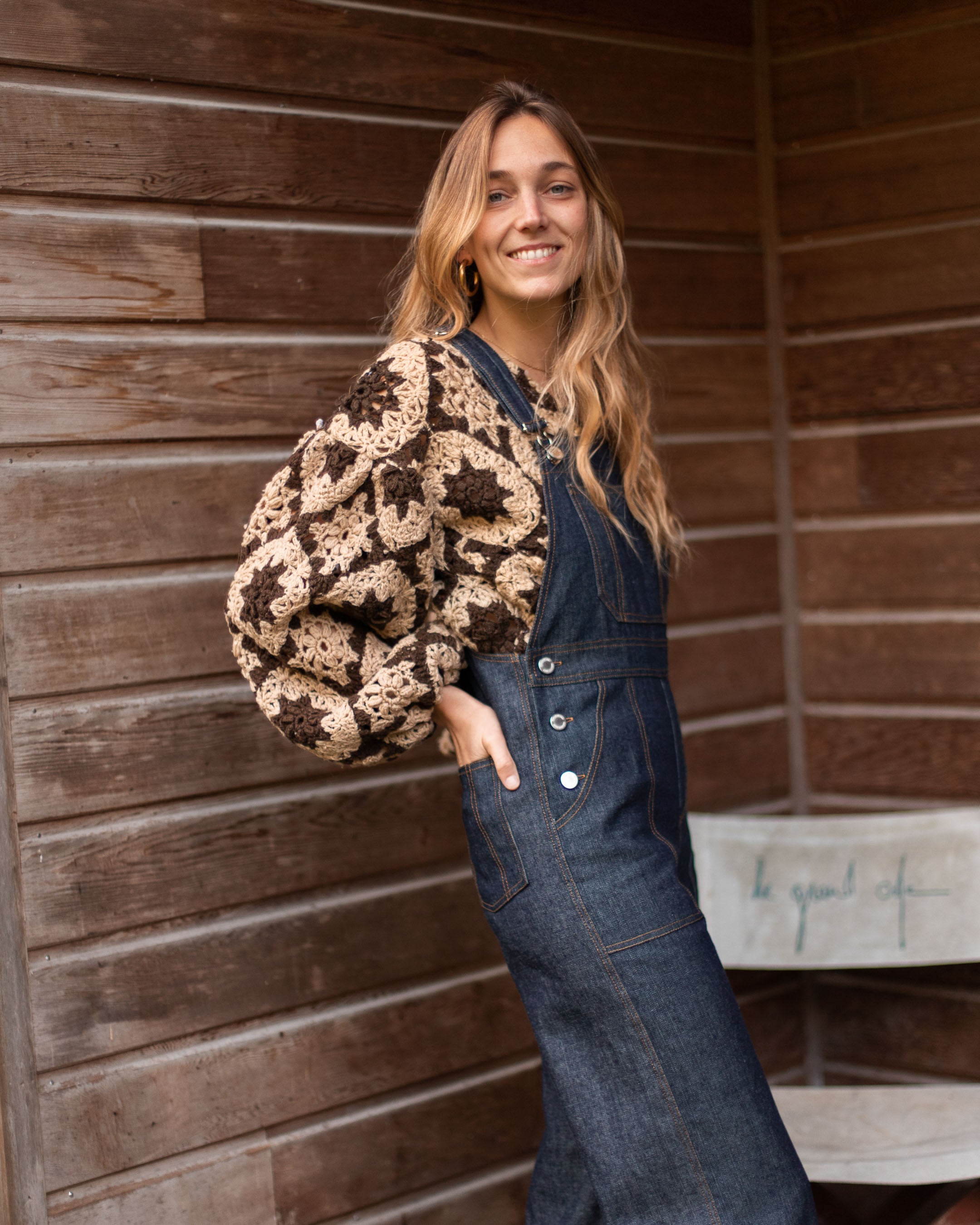 Elisa, Gründerin der französischen Modemarke Recyclette, steht draußen in einer Latzhose. Sie verkörpert nachhaltige und faire Damenmode aus Frankreich.