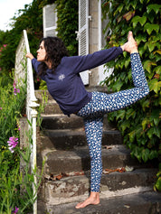 Seitenansicht einer Frau beim Yoga mit Colibri-Leggings im Leo-Print blau, elastisch, bequem und nachhaltig gefertigt