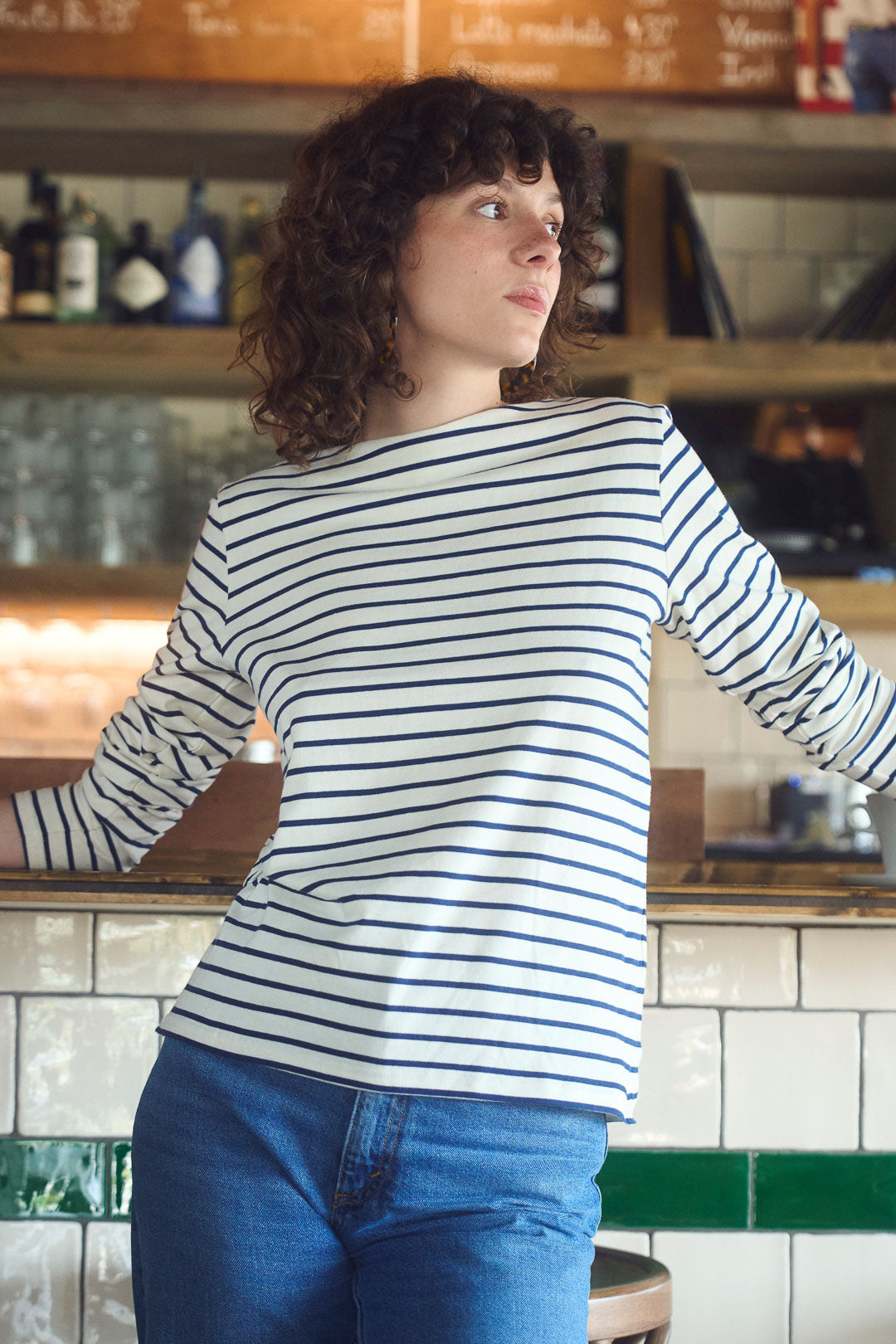 Französisches Langarmshirt für Damen aus 100 % Bio-Baumwolle, frontal getragen. Zeitloser Schnitt, elegante Linien und nachhaltige Herstellung in Frankreich – ideal für klassische Damenmode.