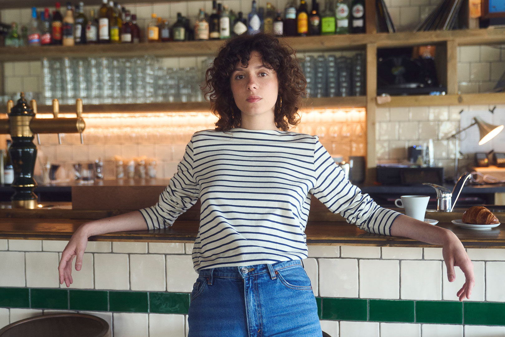 Damen Langarmshirt aus Bio-Baumwolle, frontal auf einer Frau getragen. Made in France, fair produziert und in kurzer Produktionskette gefertigt – zeitlose französische Mode für den Alltag.