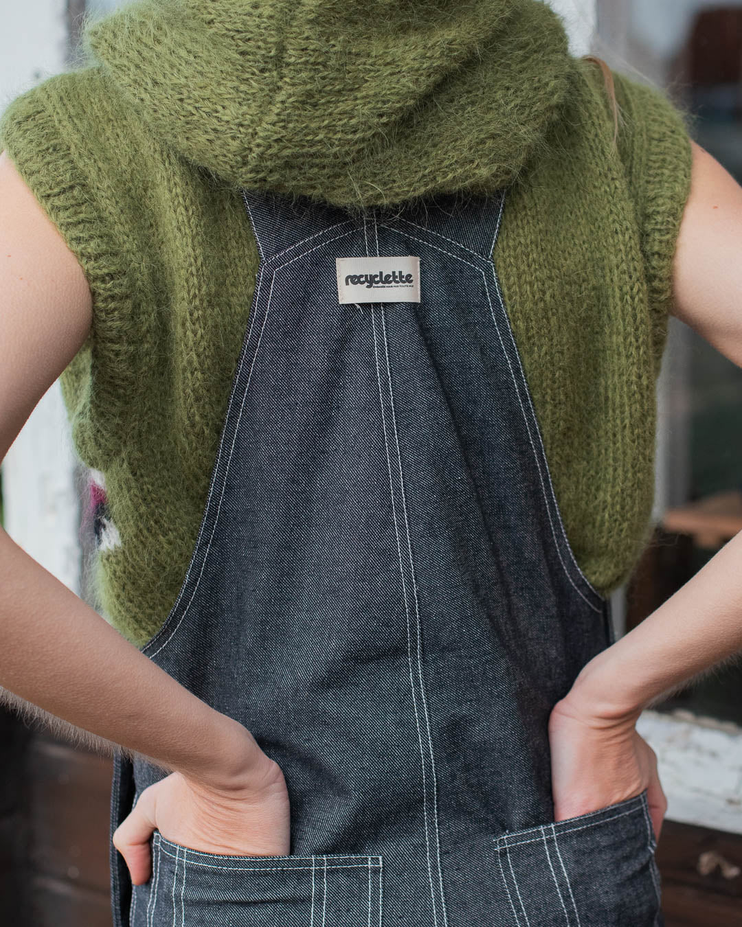 Nahaufnahme der Rückseite der grauen Latzhose, Detailansicht
