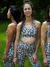 Frau steht draußen im farbenfrohen COLIBRI-Leggings mit grafischem Muster – bequemer Sitz und trendiger Look.
