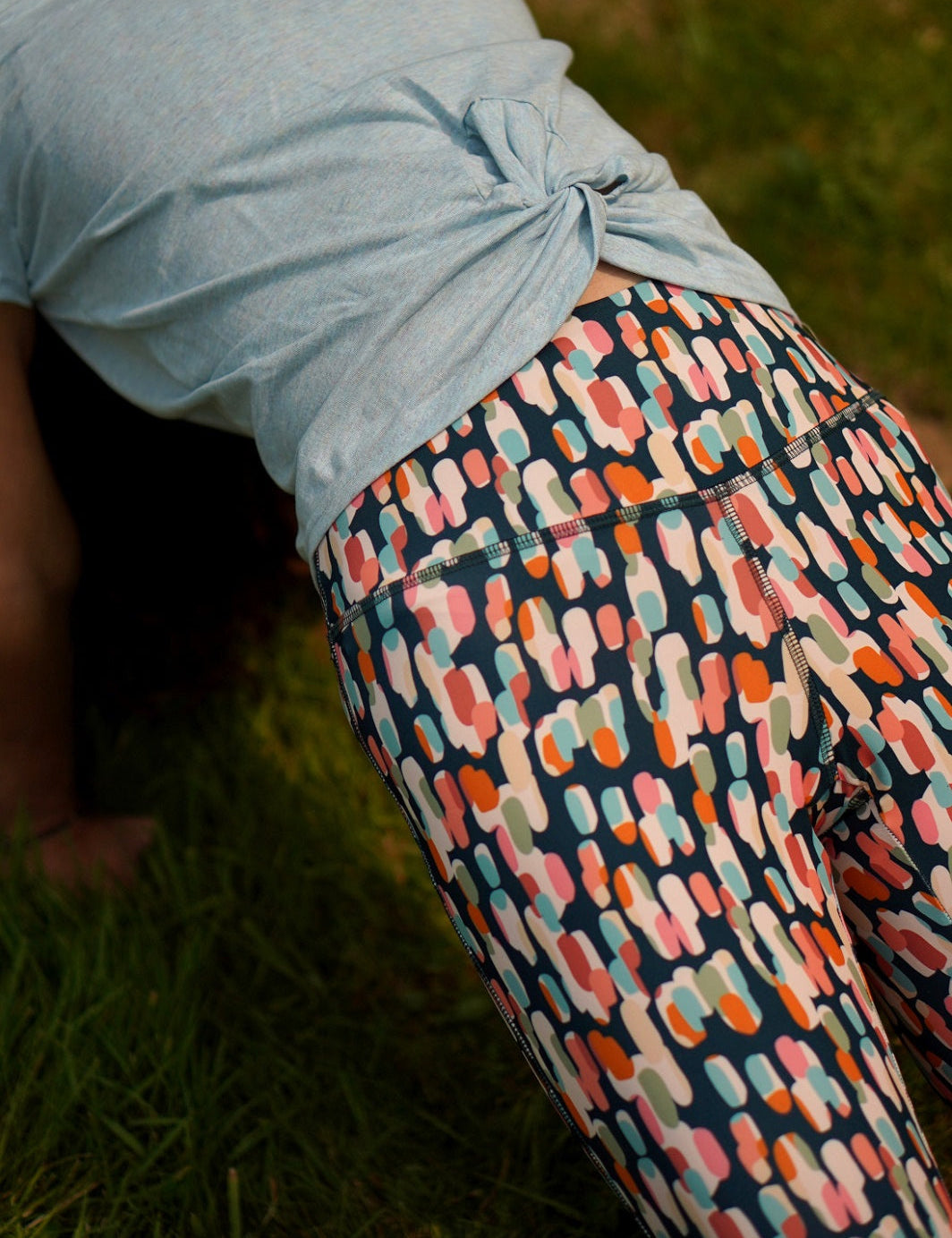 Nahaufnahme des COLIBRI-Leggings mit grafischem Buntmotiv – weiches, elastisches Material und leuchtende Farben.