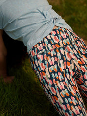 Nahaufnahme des COLIBRI-Leggings mit grafischem Buntmotiv – weiches, elastisches Material und leuchtende Farben.