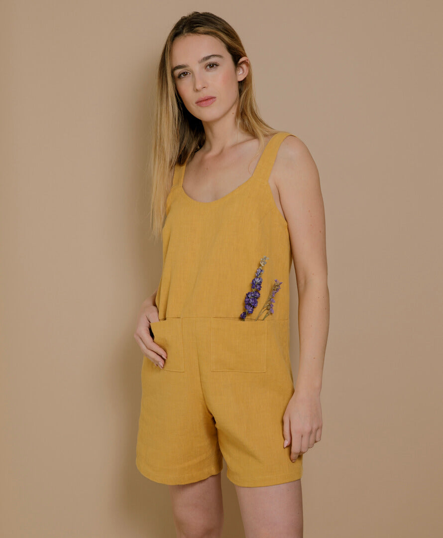 Jumpsuit aus Leinen in Senfgelb, sommerlicher Stil für Damen, elegante Passform, umweltfreundlich und französisch produziert.
