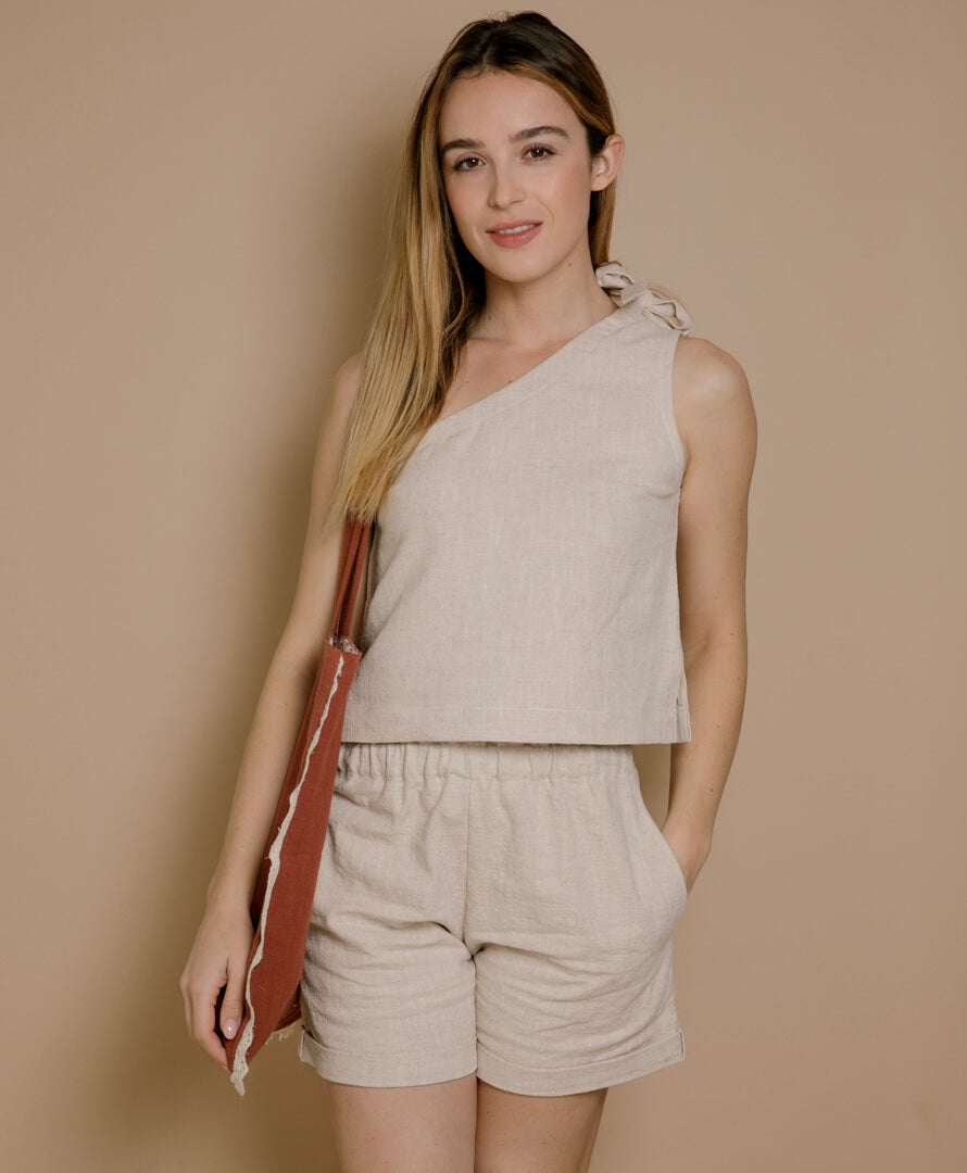 Portrait mit Leinentop  und short aus Leinen – nachhaltige Damenmode