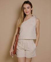 Portrait mit Leinentop  und short aus Leinen – nachhaltige Damenmode