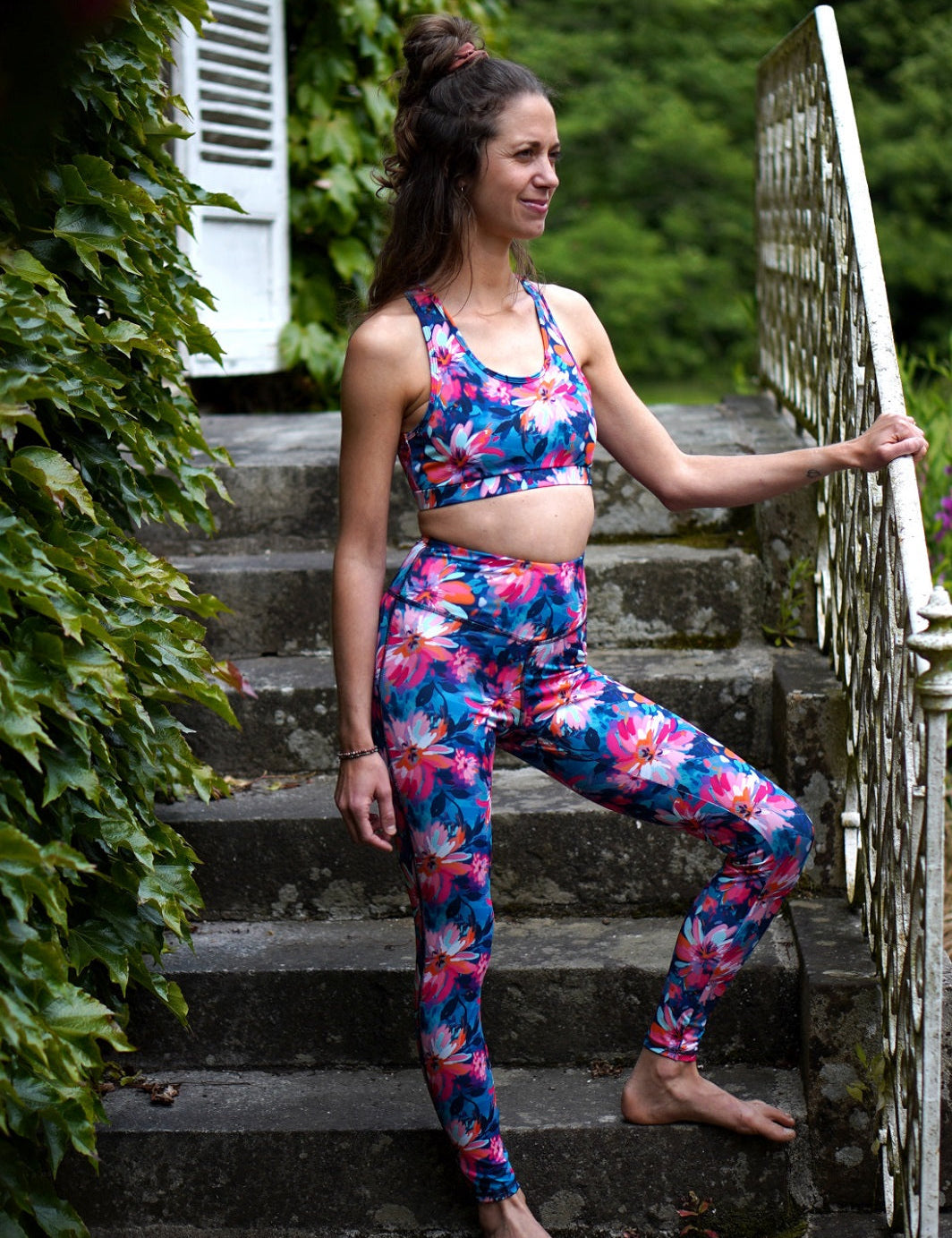 Sport-Legging mit Lotusblüten-Motiv, kombiniert mit passendem Bustier, aufgenommen im Freien.