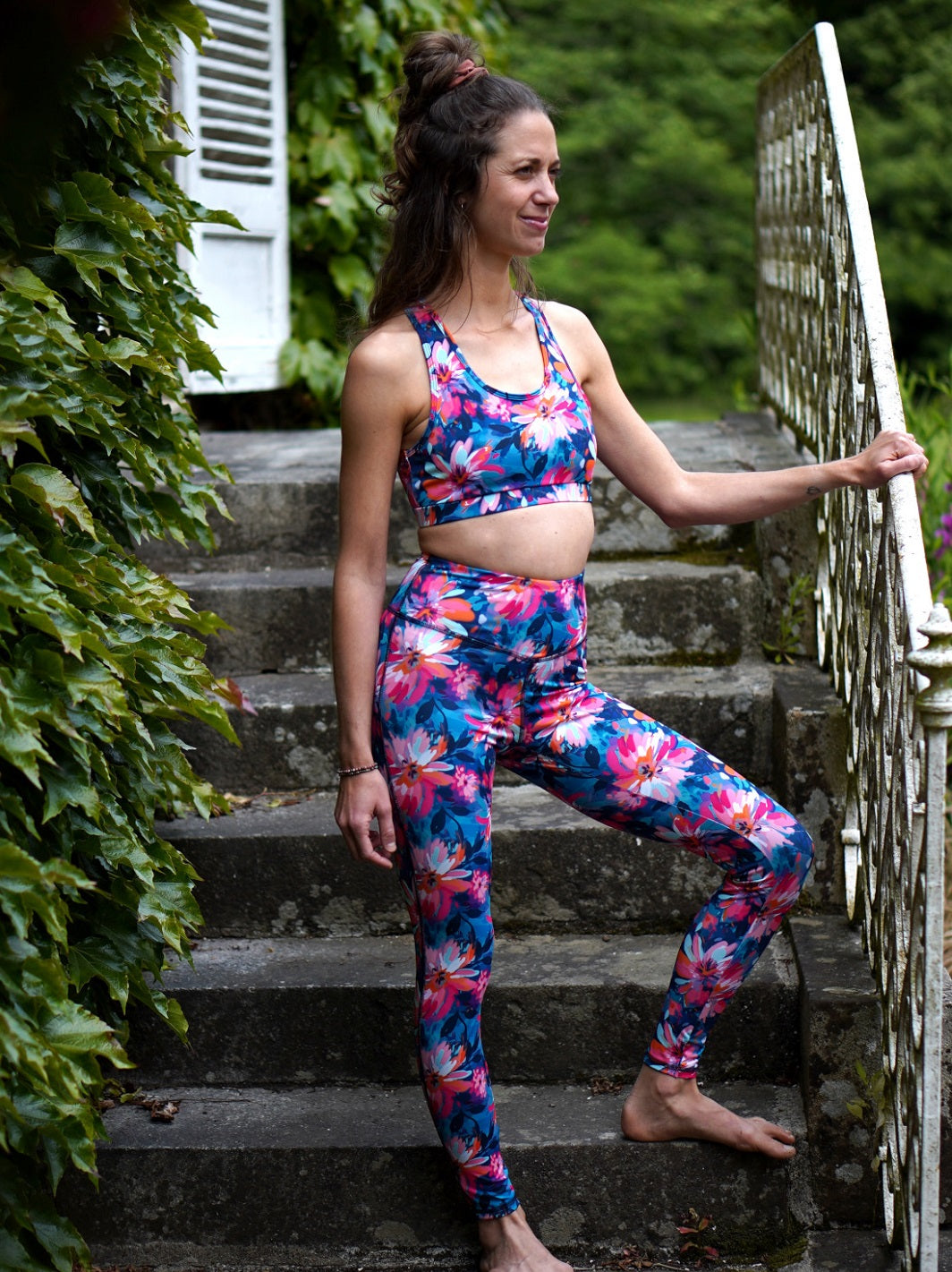 Sport-Legging mit Lotusblüten-Motiv, kombiniert mit passendem Bustier, aufgenommen im Freien.