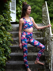 Sport-Legging mit Lotusblüten-Motiv, kombiniert mit passendem Bustier, aufgenommen im Freien.