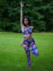 Yoga-Übung im Freien mit dem nachhaltigen Sport-Set aus Bustier und Legging im Lotusblüten-Design.