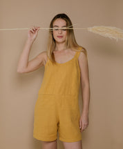 Frau trägt senfgelben Jumpsuit aus 100 % Leinen, nachhaltige Sommermode für Damen, luftiger Look, in Frankreich gefertigt.