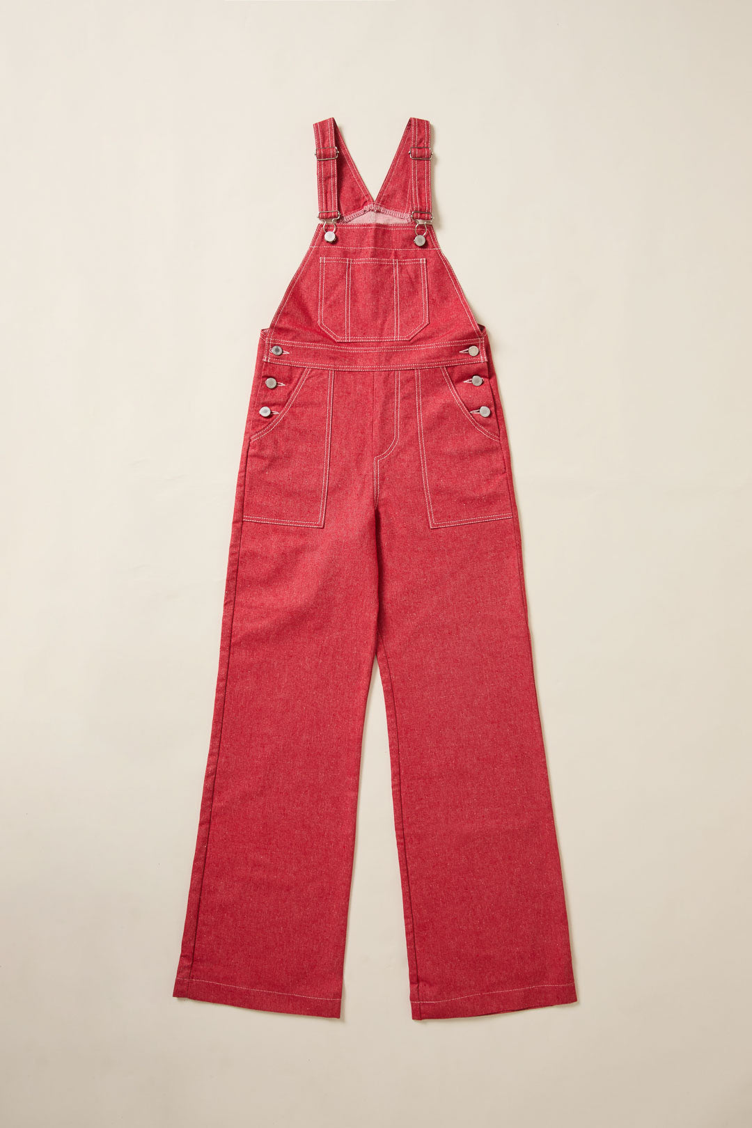 Flared-Latzhose aus rotem Denim, freigestellt auf weißem Hintergrund