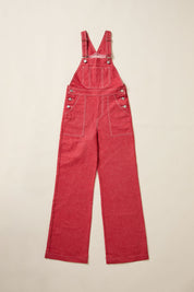 Flared-Latzhose aus rotem Denim, freigestellt auf weißem Hintergrund