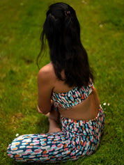 Frau beim Yoga draußen, Rückansicht: MÉSANGE-Sport-Bustier mit grafischem Buntmotiv und passendem Legging, nachhaltig hergestellt in Frankreich.