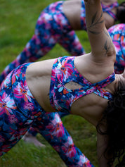 MÉSANGE Sport-Bustier mit Lotusblüten-Motiv, getragen im Freien beim Yoga, zeigt die perfekte Kombination aus Stil, Komfort und optimalem Halt in Bewegung.