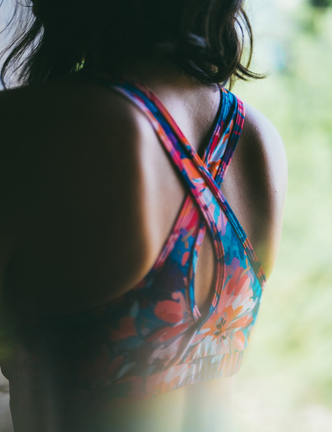 Nahaufnahme des Lotusblüten-Motivs auf dem MÉSANGE Sport-Bustier, getragen im Freien, zeigt die filigranen Details und die harmonische Farbgestaltung.