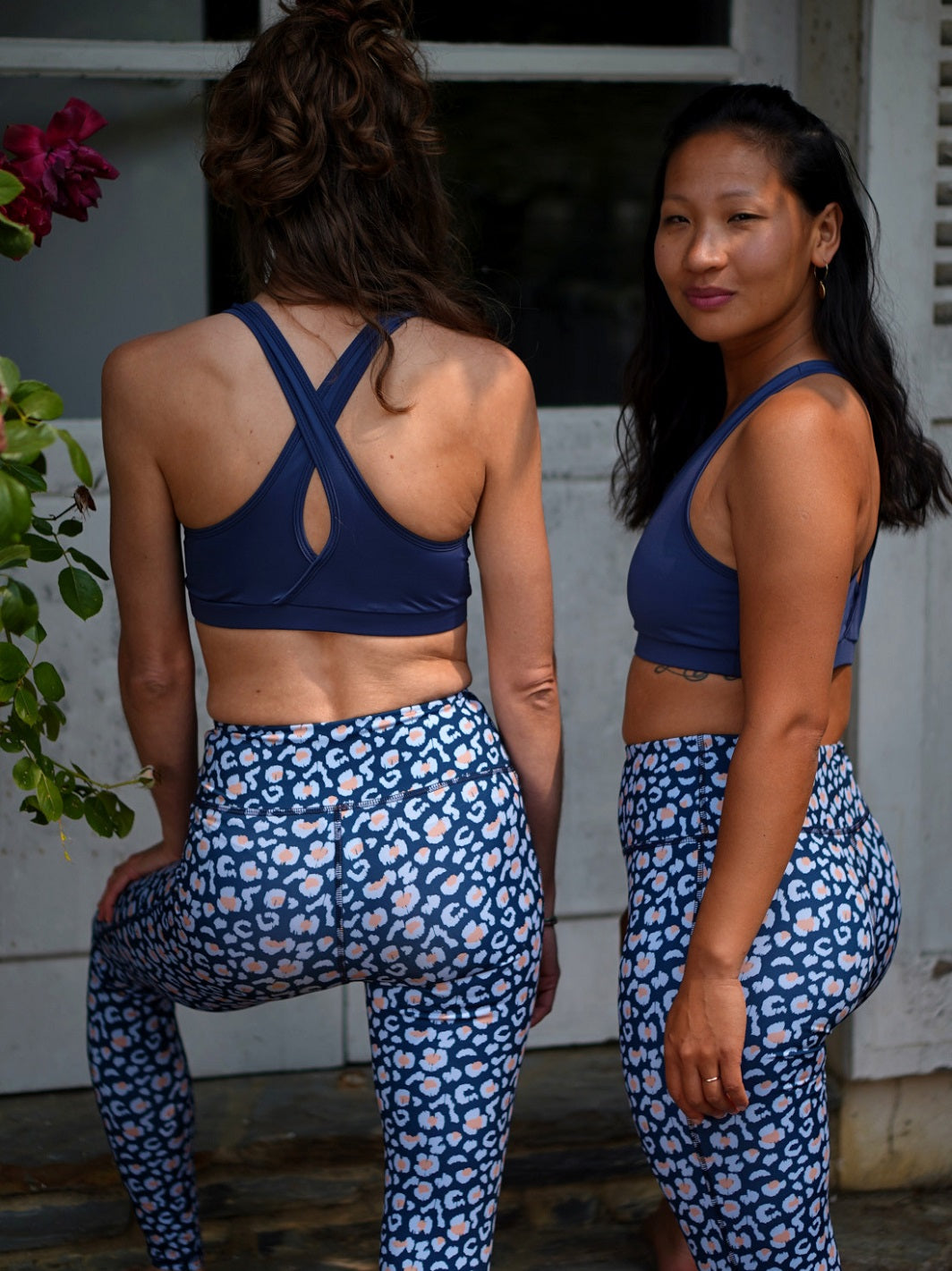 Zwei Frauen stehen draußen und tragen das Mésange Sport-Bustier Damen in Petrolblau, nachhaltige Fitness- und Yoga-Kleidung aus Frankreich