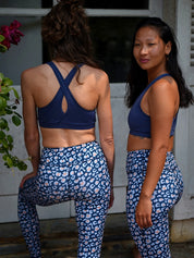 Zwei Frauen stehen draußen und tragen das Mésange Sport-Bustier Damen in Petrolblau, nachhaltige Fitness- und Yoga-Kleidung aus Frankreich