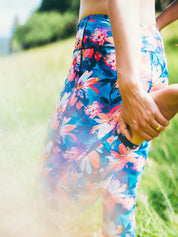 Detailaufnahme des Sport-Leggings mit Lotusblüten-Motiv, getragen im Freien.