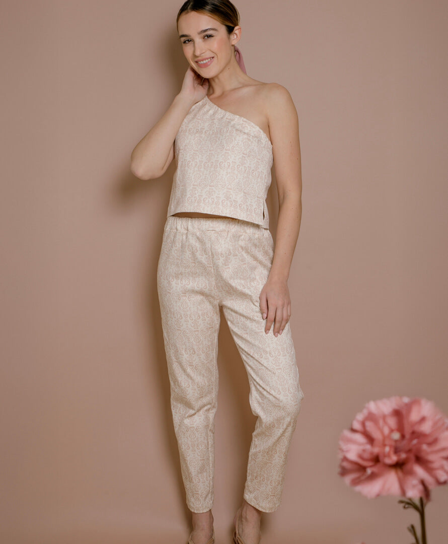 Vorderansicht des asymmetrischen Tops "Luce" aus Baumwolle, kombiniert mit der Hose "Albin" – eleganter Sommerlook, nachhaltig und made in France.