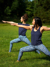 Zwei Frauen praktizieren Yoga trägt Colibri-Leggings im Leo-Print blau, nachhaltige Sportbekleidung aus recyceltem Polyester, bequem und elastisch
